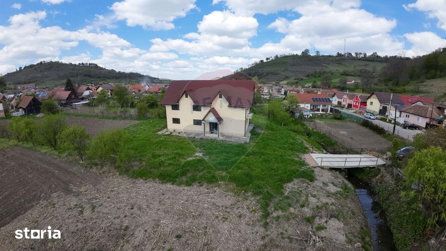 Casă cu 6 camere cu Teren 268 Mp în Moșna