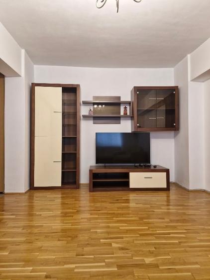 Apartament cu 3 camere semidecomandat, mobilat în 1 Mai