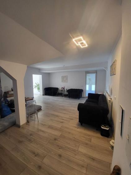 Casă individuală cu 6 camere cu Teren 680 Mp în Central