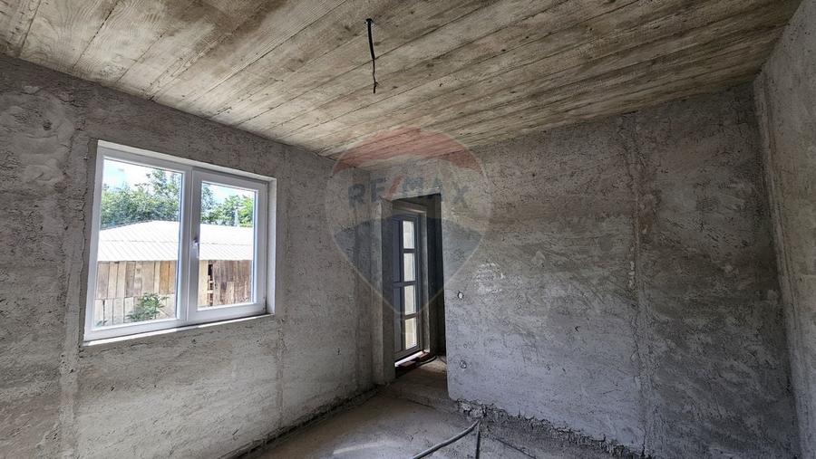 Casă individuală cu 6 camere cu Teren 1700 Mp în Lisaura