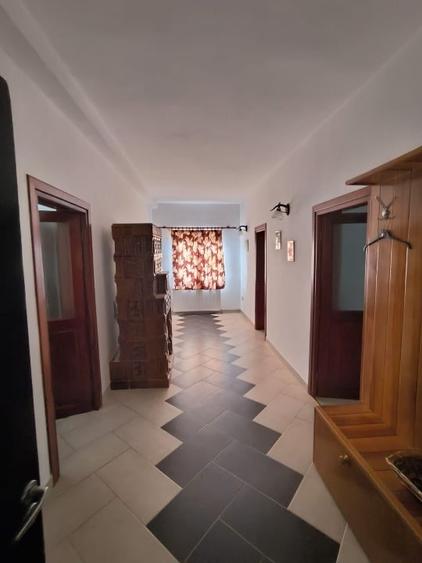 Casă individuală cu 8 camere cu Teren 1000 Mp în Moroeni