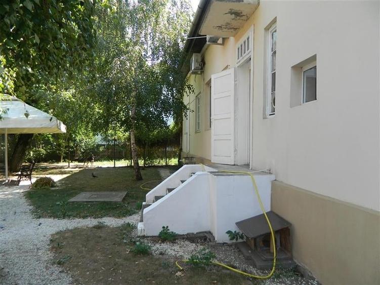 Casă cu 7 camere cu Canalizare în Lipovei