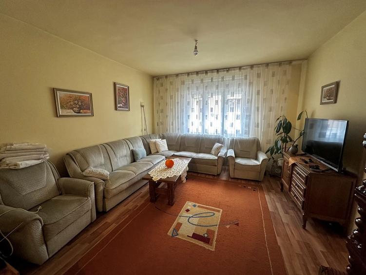 Casă individuală cu 7 camere cu Canalizare în Sânmartin