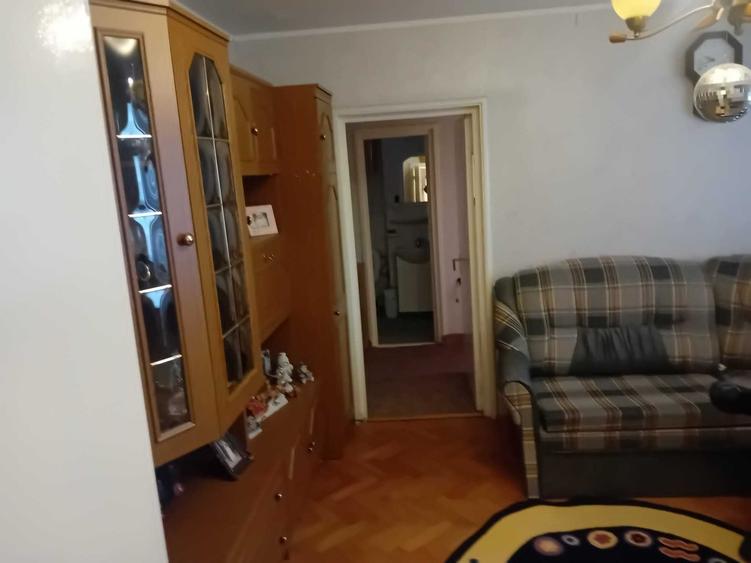 Apartament cu 3 camere semidecomandat în Dărmănești
