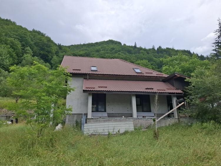 Casă cu 4 camere în Răstolița