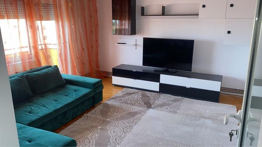 Apartament cu 3 camere decomandat în Exterior Vest