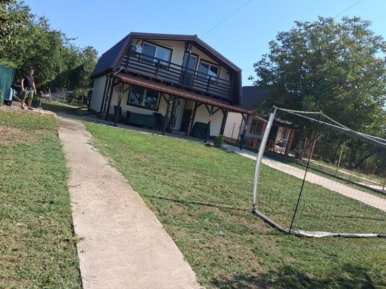 Casă cu 4 camere în Prunaru