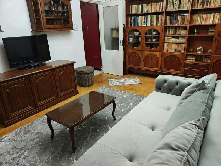 Apartament cu 3 camere semidecomandat în Alexandru cel Bun
