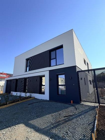 Duplex cu 5 camere cu Canalizare în Dumbrăvița
