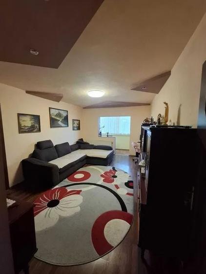 Apartament cu 4 camere semidecomandat în Tractorul