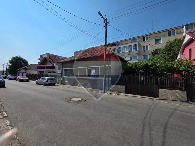 Casă cu 2 camere cu Teren 240 Mp în Central