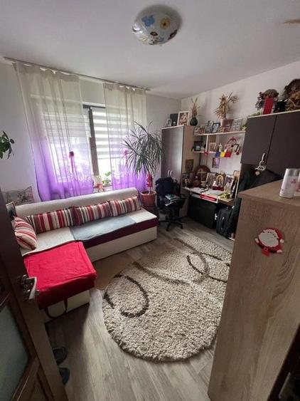 Apartament cu 3 camere decomandat în Florești