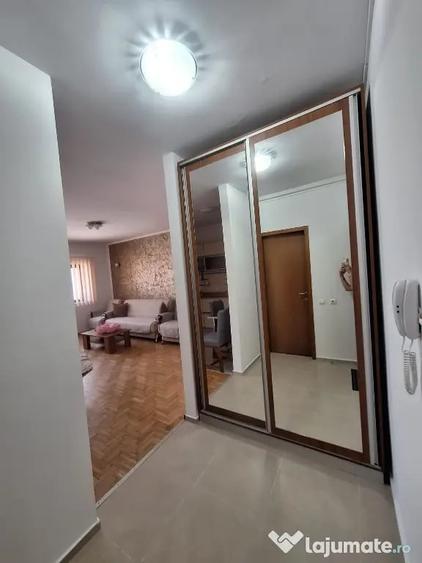 Apartament cu 3 camere semidecomandat în Central