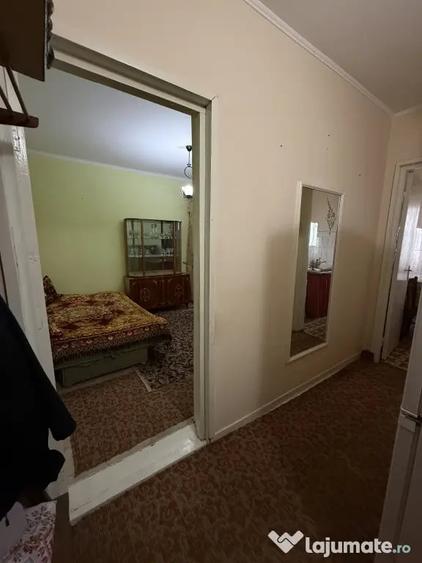 Apartament 3 camere Hu?i - etaj 3, centrala, balcon inchis - direct proprietar - 1