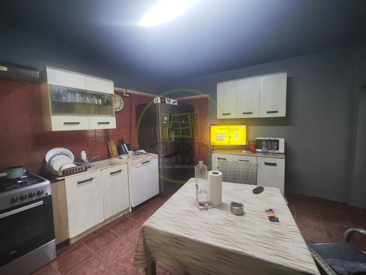 Casă individuală cu 6 camere cu Canalizare în Bariera Vâlcii
