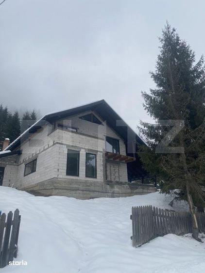 Casă cu 4 camere în Roșu