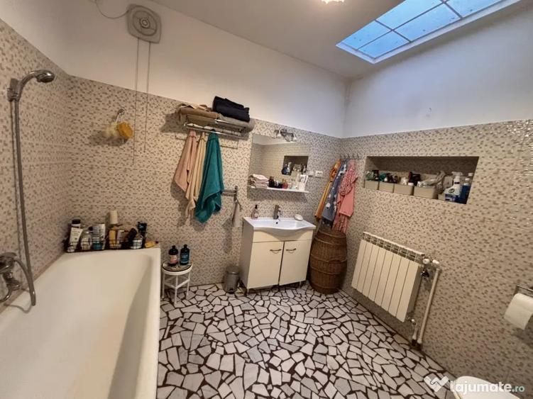 Casă cu 7 camere cu Teren 1030 Mp în Foișorul de Foc