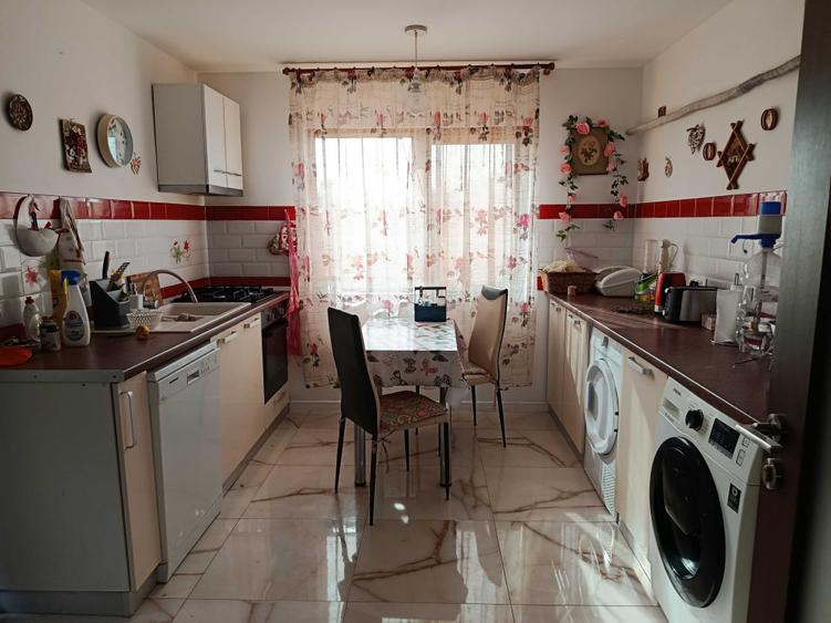 Casă cu 4 camere în Cazasu