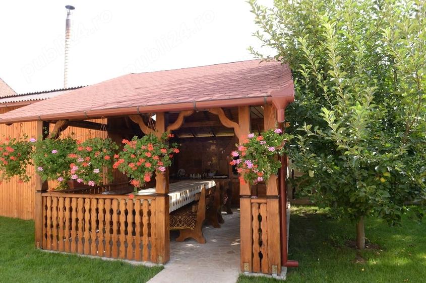 Casă cu 8 camere cu Teren 1200 Mp în Sânmartin