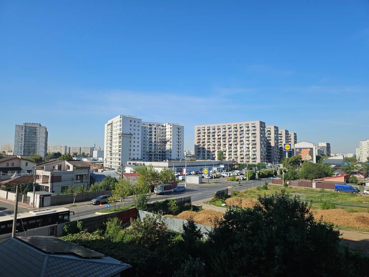 Garsonieră decomandată în Titan