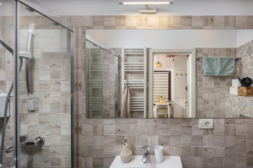 Apartament cu 5 camere decomandat, mobilat în Centrul Istoric