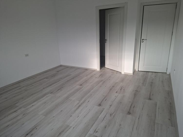 Apartament cu 3 camere decomandat în Exterior Vest