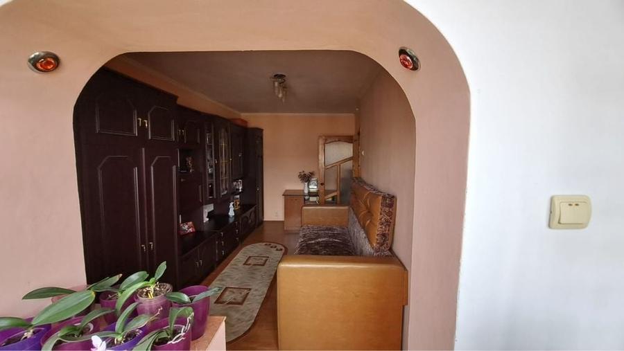 Apartament cu 3 camere decomandat în Crihala
