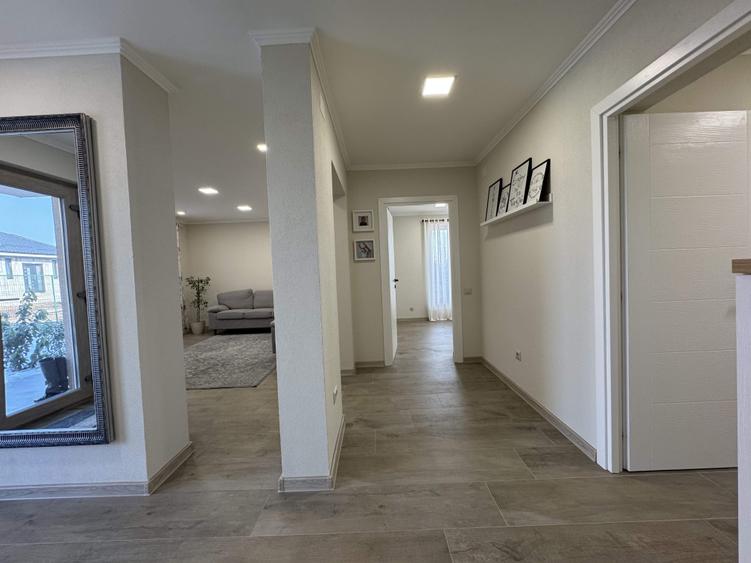 Casă cu 5 camere cu Canalizare în Est