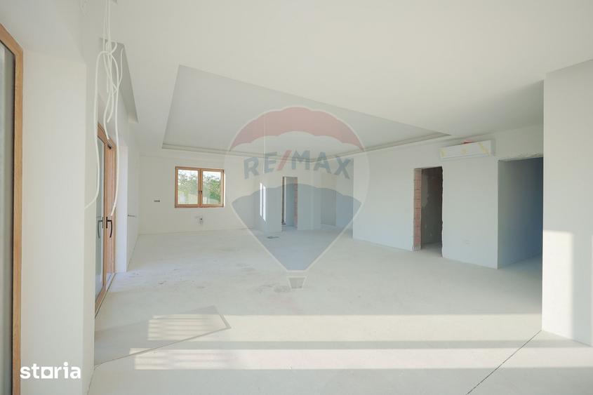 Casă cu 6 camere cu Teren 700 Mp în Iorga
