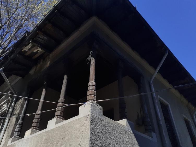 Casă individuală cu 19 camere cu Canalizare în P-ța Romană