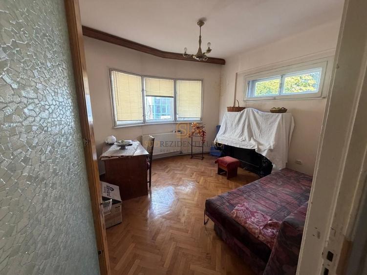 Apartament cu 4 camere semidecomandat în Universitate
