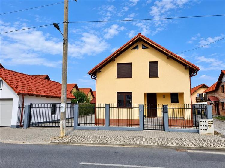 Casă individuală cu 4 camere cu Canalizare în Periferie