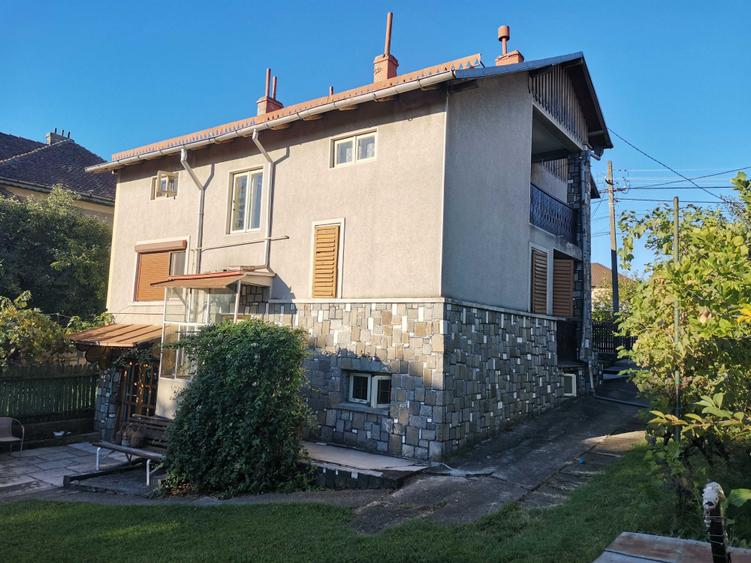 Casă cu 4 camere în Central