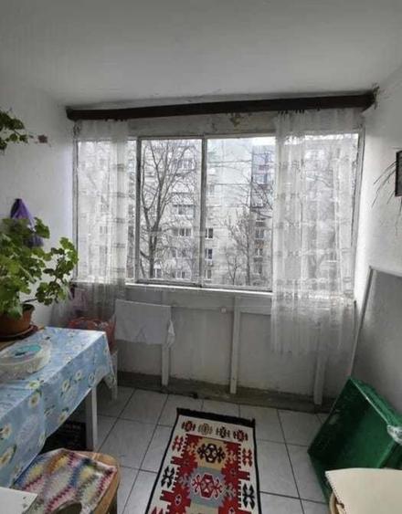 Apartament cu 3 camere semidecomandat în Crângași