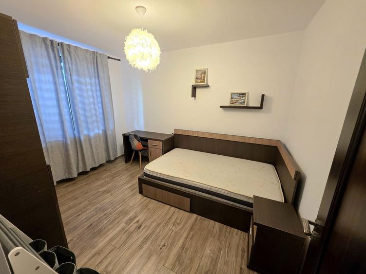 Apartament cu 3 camere semidecomandat în Faleza Nord