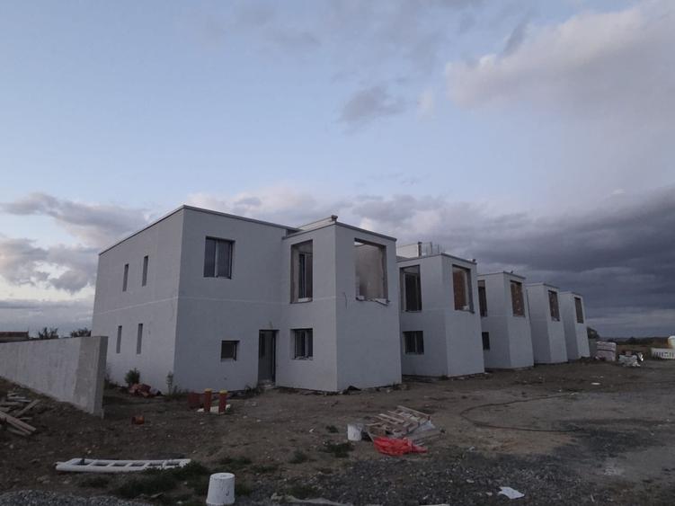 Casă cu 4 camere cu Teren 250 Mp în Arhitecților - Calea Cisnădiei