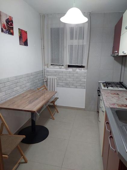 Apartament cu 3 camere decomandat în Titan