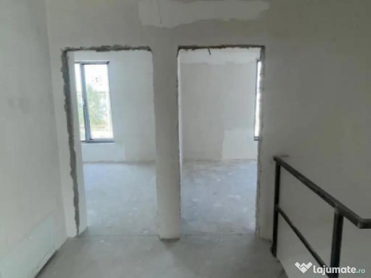 Casă cu 5 camere cu Teren 394 Mp în Agigea