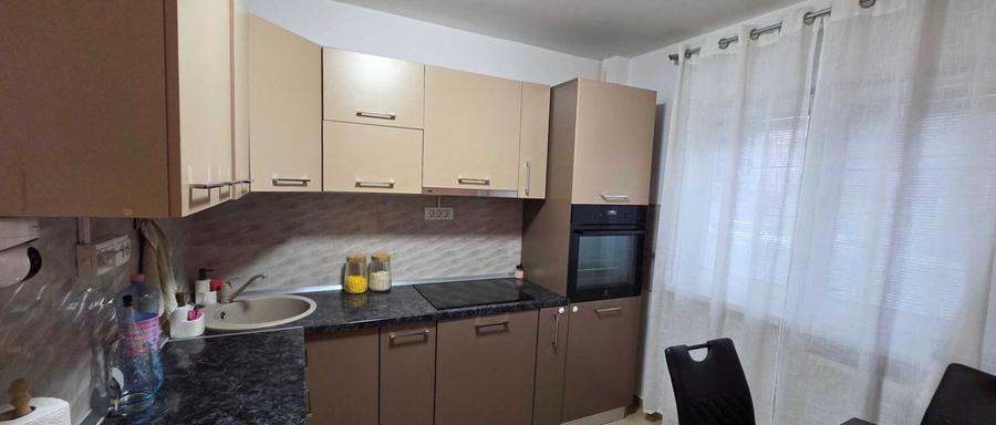 Apartament cu 4 camere semidecomandat, mobilat în Lujerului