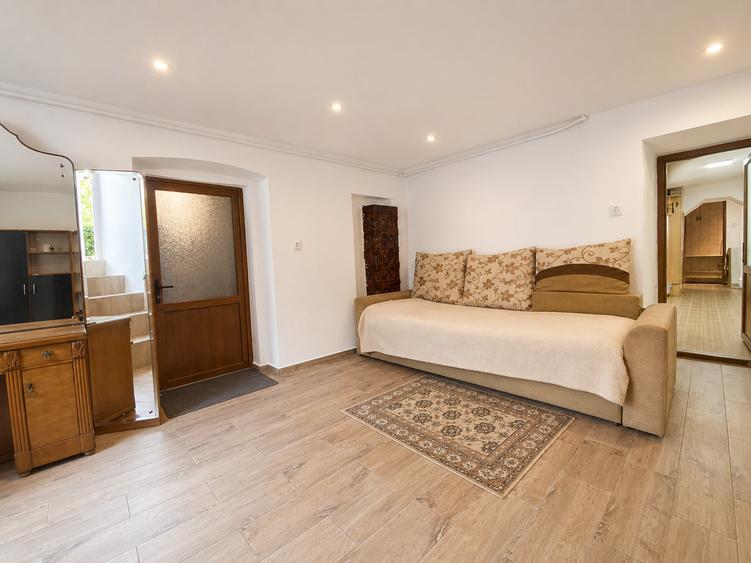 Apartament cu 2 camere semidecomandat, mobilat în Take Ionescu