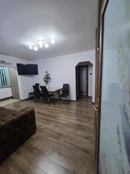Apartament cu 3 camere semidecomandat în Craiovița Nouă
