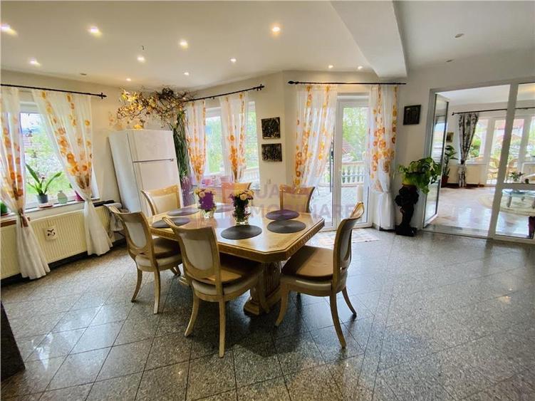 Casă individuală cu 7 camere cu Teren 1035 Mp în Central