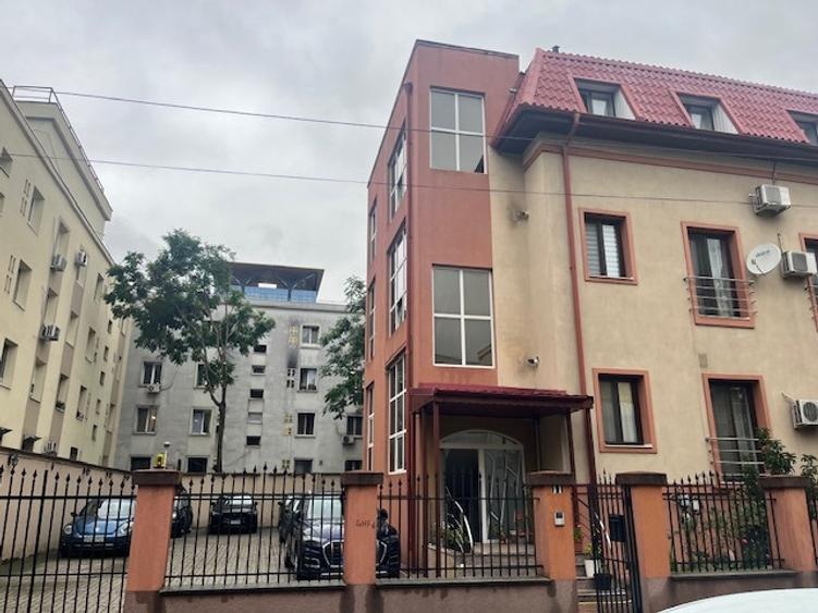 Apartament cu 5 camere decomandat, mobilat în Floreasca