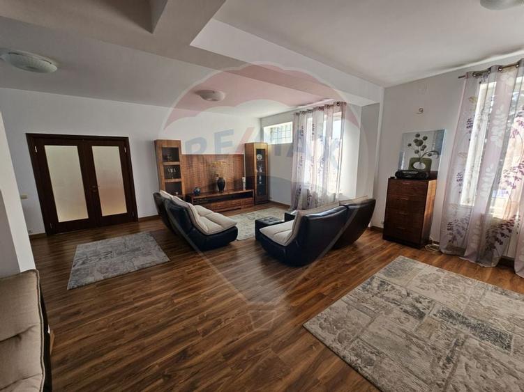 Casă individuală cu 6 camere cu Garaj în Sud-Vest