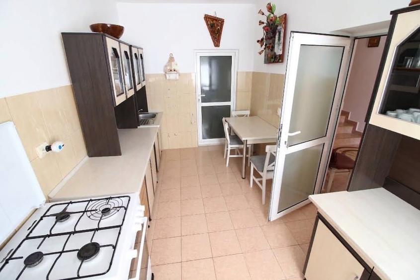 Casă individuală cu 4 camere cu Canalizare în Central