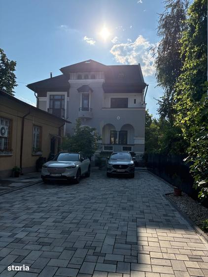 Casă cu 9 camere cu Teren 300 Mp în Eminescu