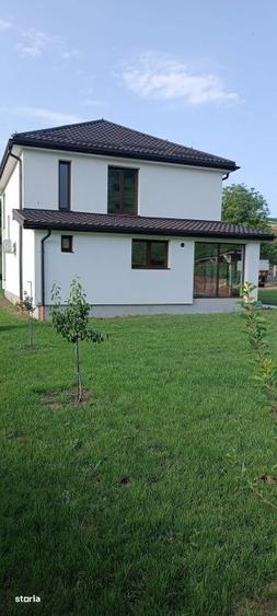 Casă cu 4 camere în Pata