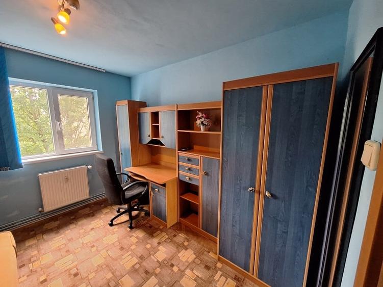 Apartament cu 3 camere semidecomandat, mobilat în Dacia
