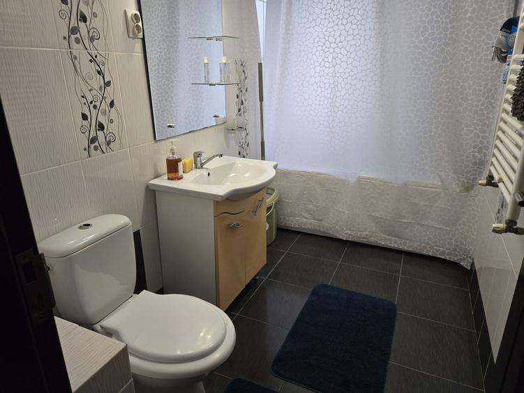Apartament cu 3 camere decomandat în Valea Moșneagului