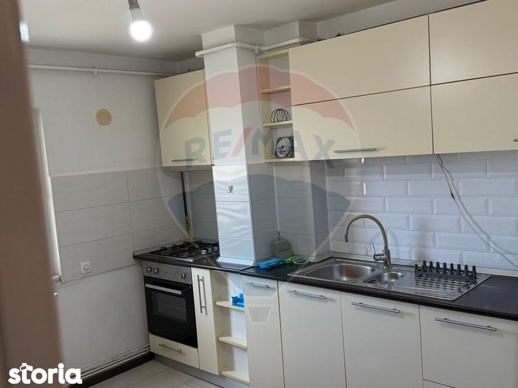 Apartament cu 3 camere, mobilat în Craiovița Nouă